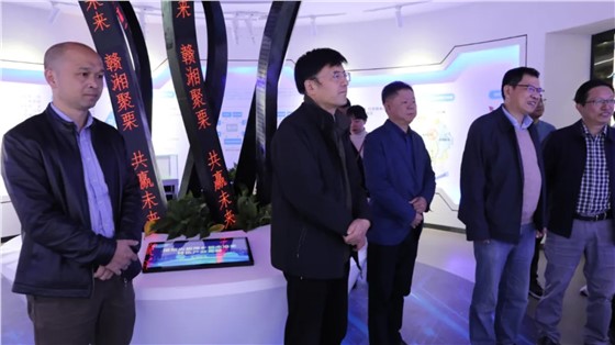 省發(fā)改委二級(jí)巡視員曾洪暉一行來上栗調(diào)研指導(dǎo)工作，并參觀由立標(biāo)展覽布展的贛湘合作產(chǎn)業(yè)園展示館